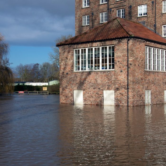 flooding-after-the-river-derwent-burst-its-banks-in-the-village-of-stamford-bridge-in-north-yorkshire_t20_LOjrEV